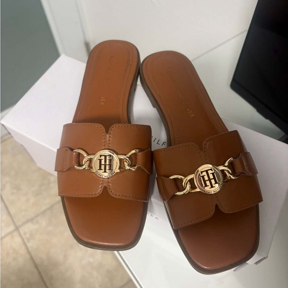Tommy Hilfiger Tan Slide Sandals with Gold Chain